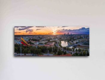 Vilniaus senamiesčio panorama su Lietuvos vėliava (JG00002305)