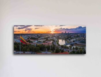 Vilniaus senamiesčio panorama su Lietuvos vėliava (JG00002305)