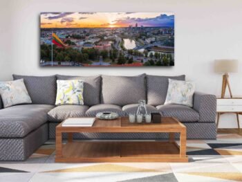 Vilniaus senamiesčio panorama su Lietuvos vėliava (JG00002305) - Image 2