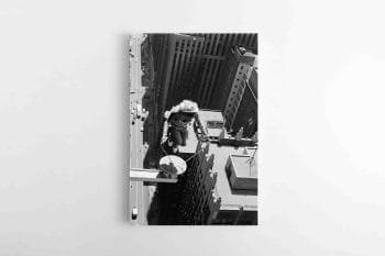 Šuolis per šokdynę ant dangoraižio (JG00001909)